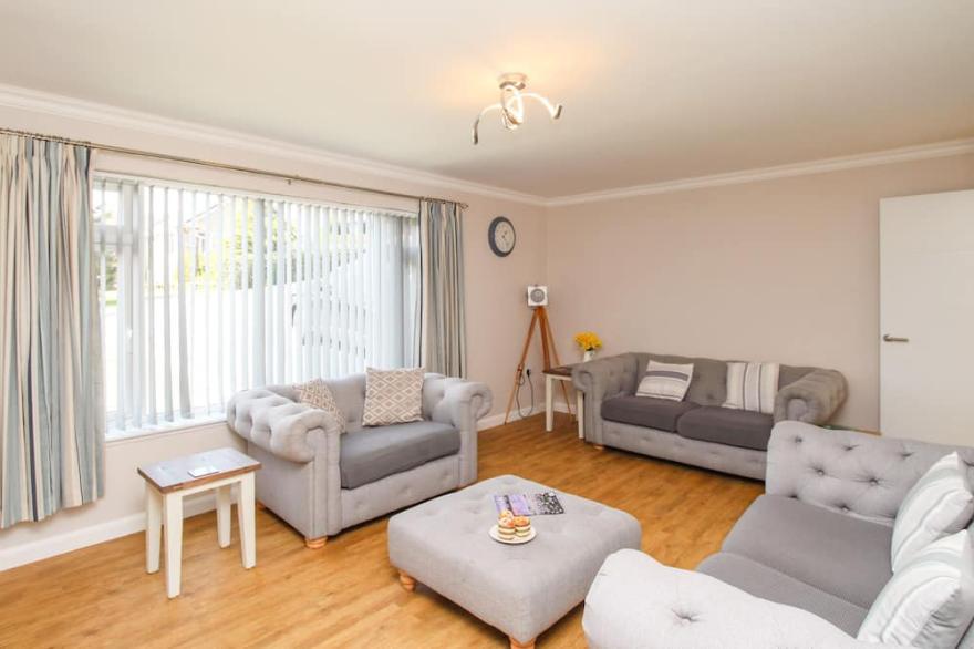 THE WHITE HOUSE, character holiday cottage, with a garden in Weymouth