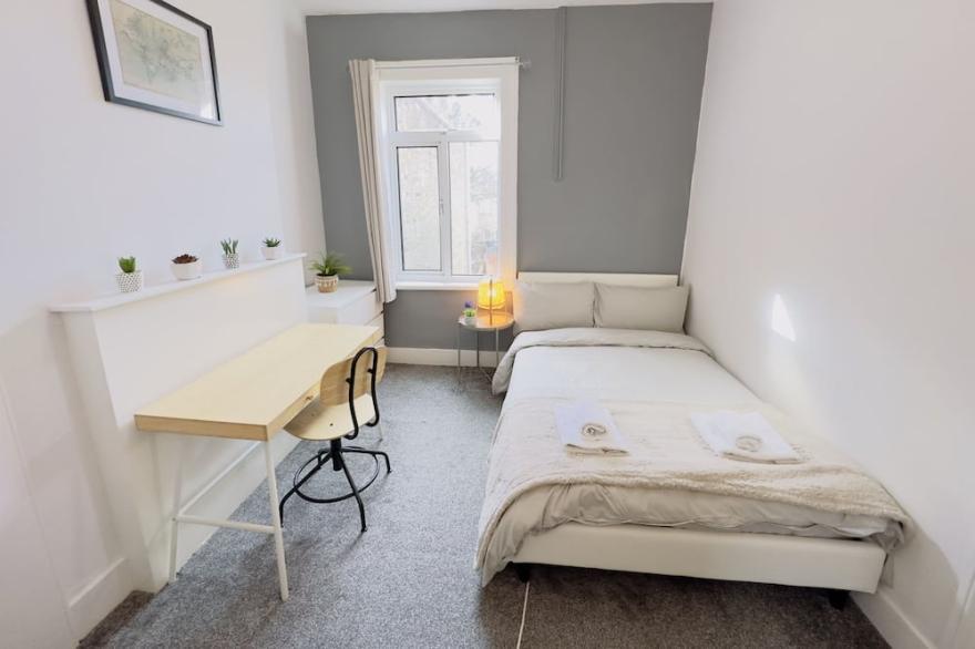 Next to Westfield Mall / 18min to Central London