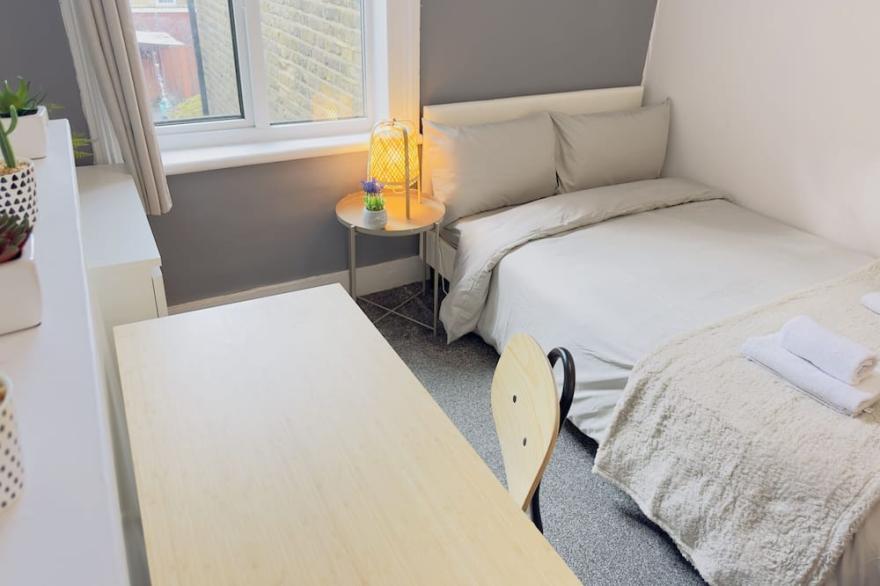 Next to Westfield Mall / 18min to Central London