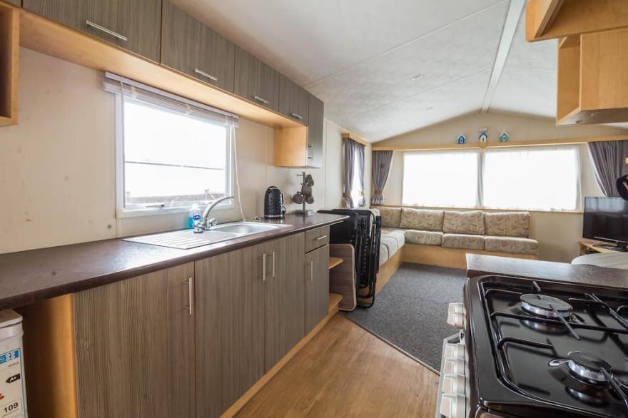 3 bed, 8 berth caravan for hire at St Osyth Park near Clacton-on-Sea ref 28039CW