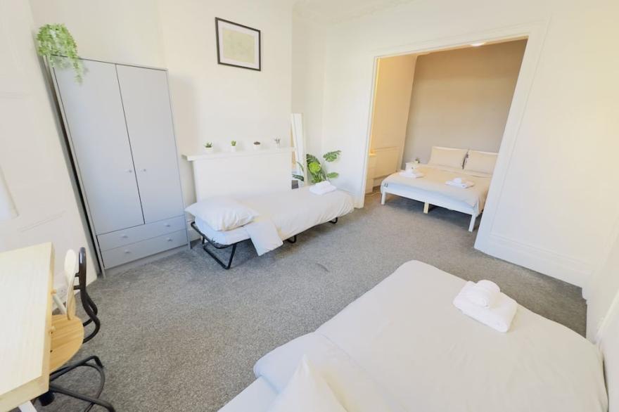 Next to Westfield Mall / 18min to Central London