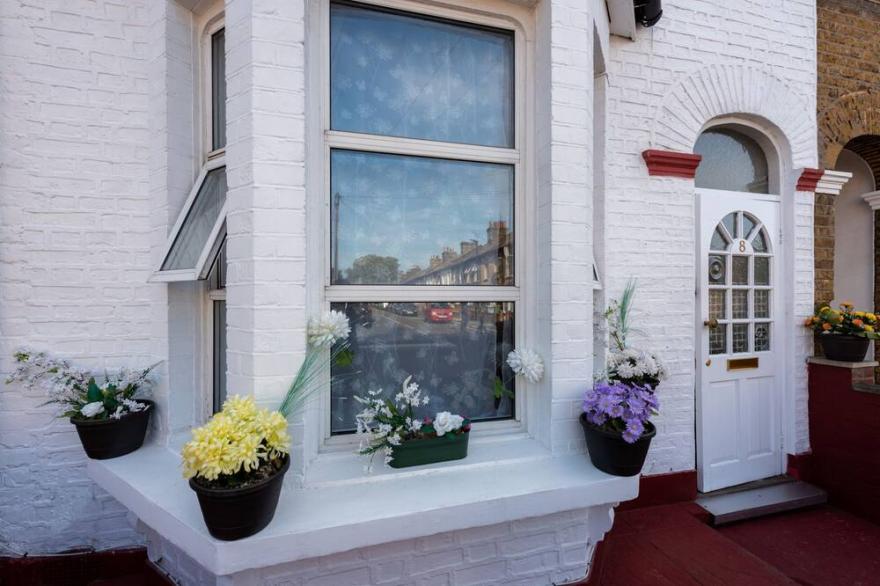 Next to Westfield Mall / 18min to Central London