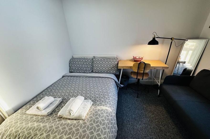 Next to Westfield Mall / 18min to Central London