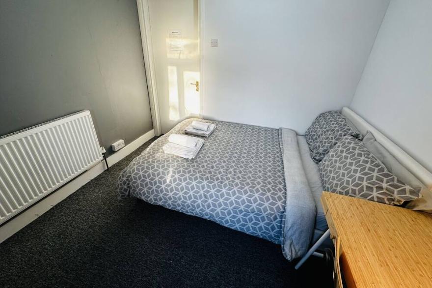 Next to Westfield Mall / 18min to Central London