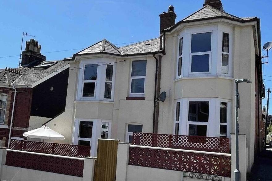 Charming 2-Bed House in Dawlish town centre
