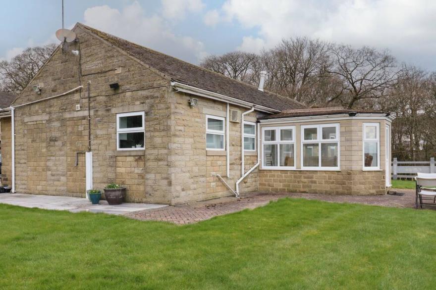 BRONTE VIEW HIDEAWAY, character holiday cottage in Oakworth