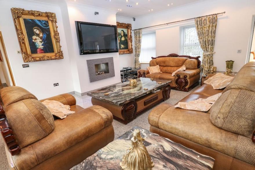 BRONTE VIEW HIDEAWAY, character holiday cottage in Oakworth