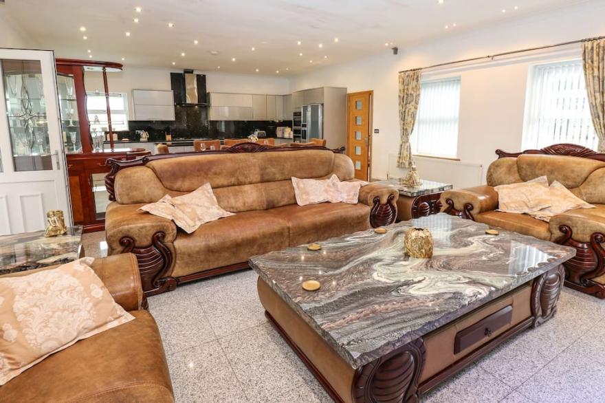 BRONTE VIEW HIDEAWAY, character holiday cottage in Oakworth