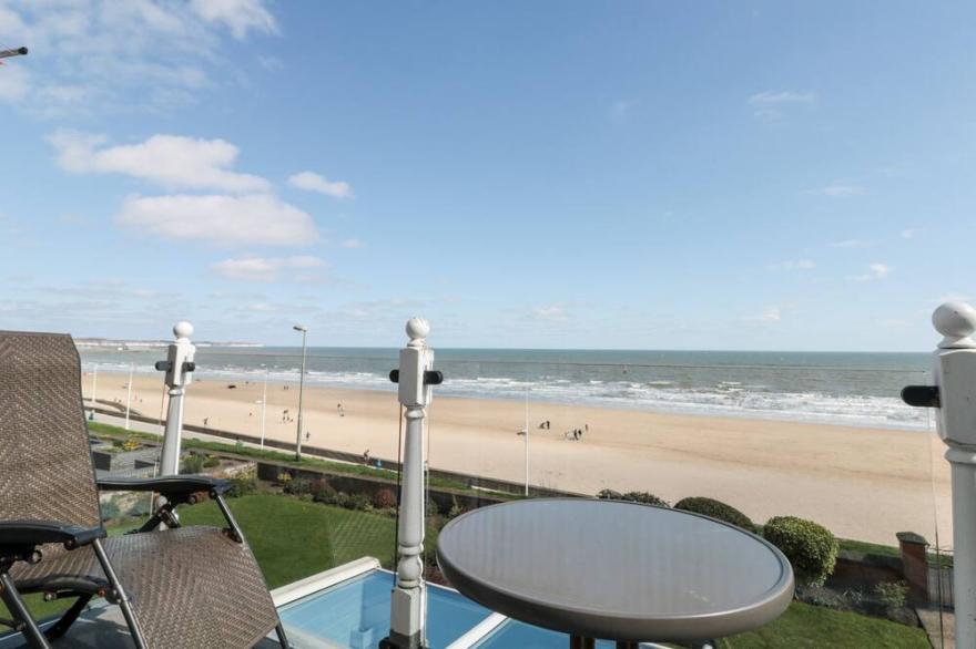 CRYSTAL COVE, pet friendly, luxury holiday cottage in Bridlington