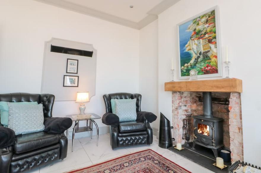 CRYSTAL COVE, pet friendly, luxury holiday cottage in Bridlington