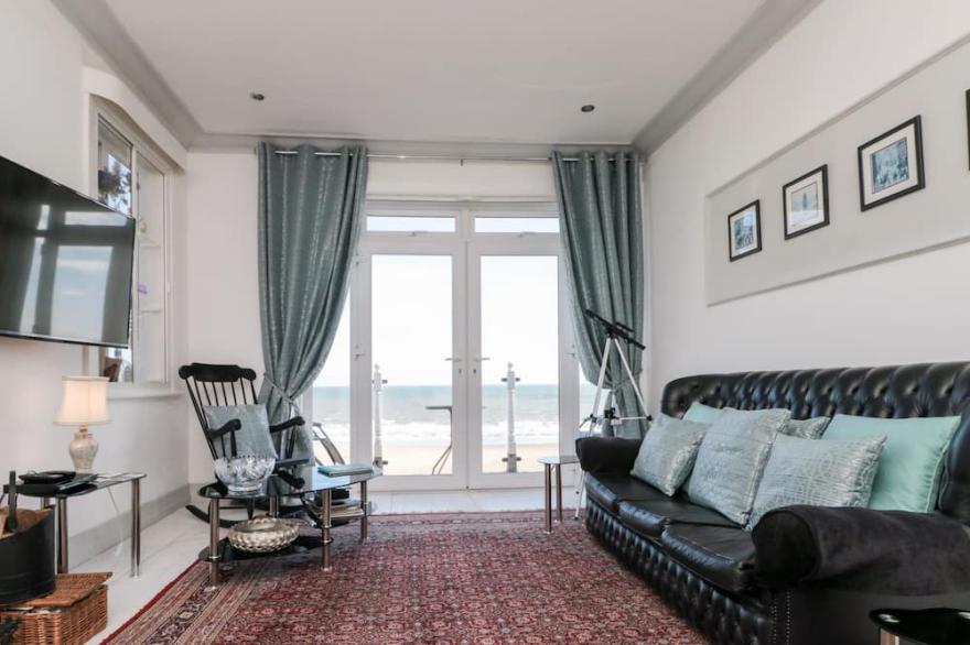 CRYSTAL COVE, pet friendly, luxury holiday cottage in Bridlington