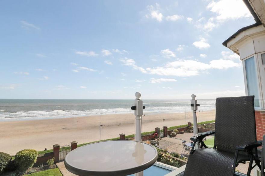CRYSTAL COVE, pet friendly, luxury holiday cottage in Bridlington
