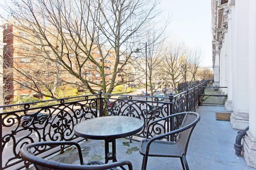 Immaculate 1 Bedroom Apartment With Balcony