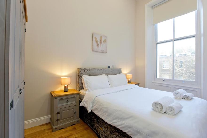 Immaculate 1 Bedroom Apartment With Balcony