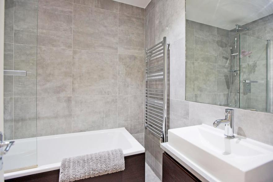 Immaculate 1 Bedroom Apartment With Balcony