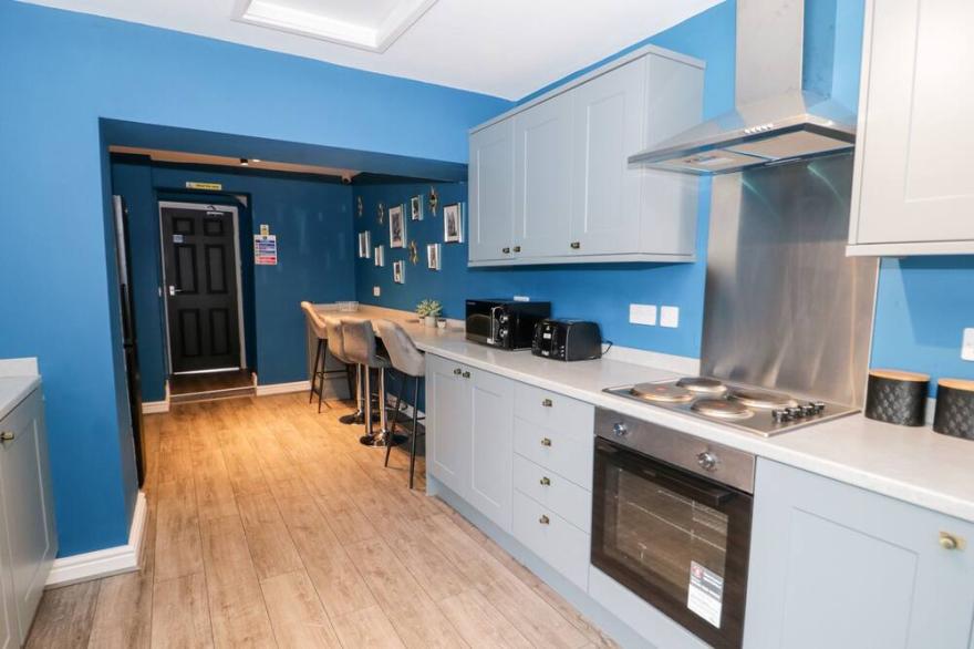 23 DEGANWY AVENUE, pet friendly, country holiday cottage in Llandudno