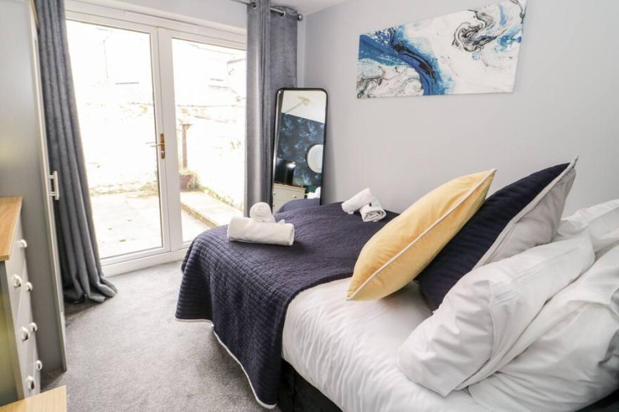 23 DEGANWY AVENUE, pet friendly, country holiday cottage in Llandudno