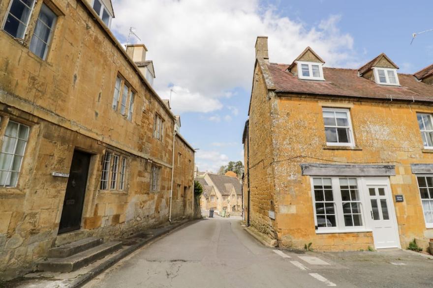 ASHTON HOUSE, pet friendly, character holiday cottage in Blockley