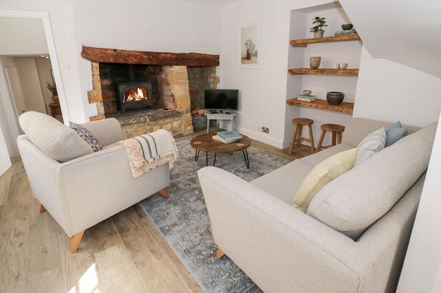 ASHTON HOUSE, pet friendly, character holiday cottage in Blockley