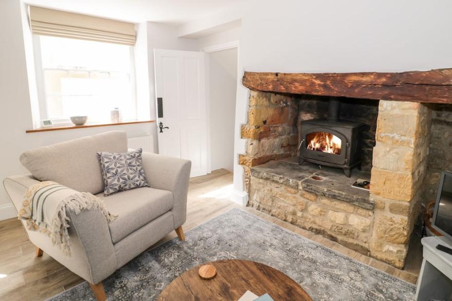 ASHTON HOUSE, pet friendly, character holiday cottage in Blockley