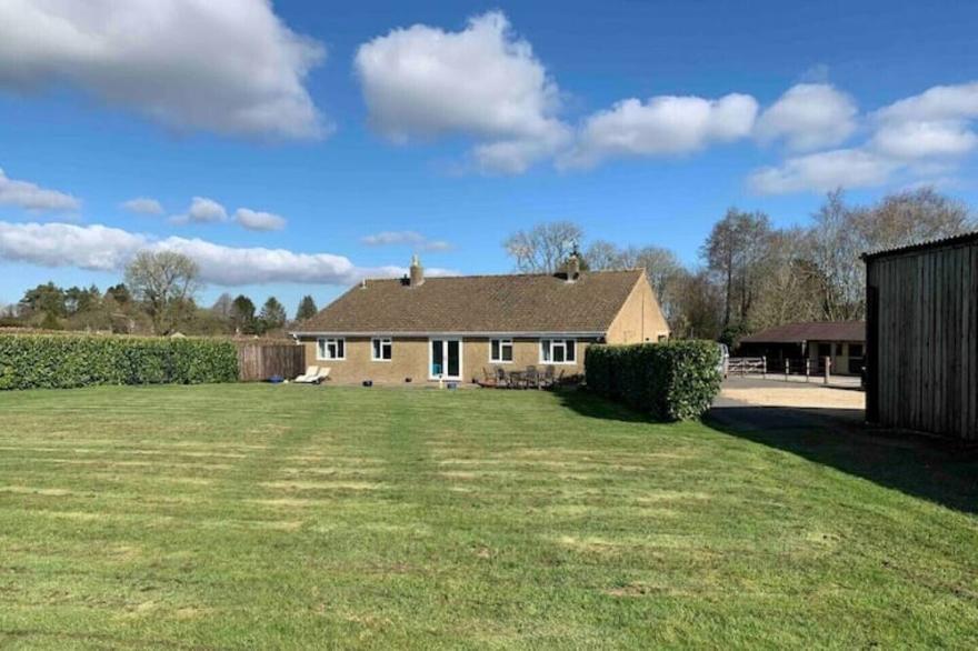 Long Lane Stables Lodge. Spacious Country Retreat