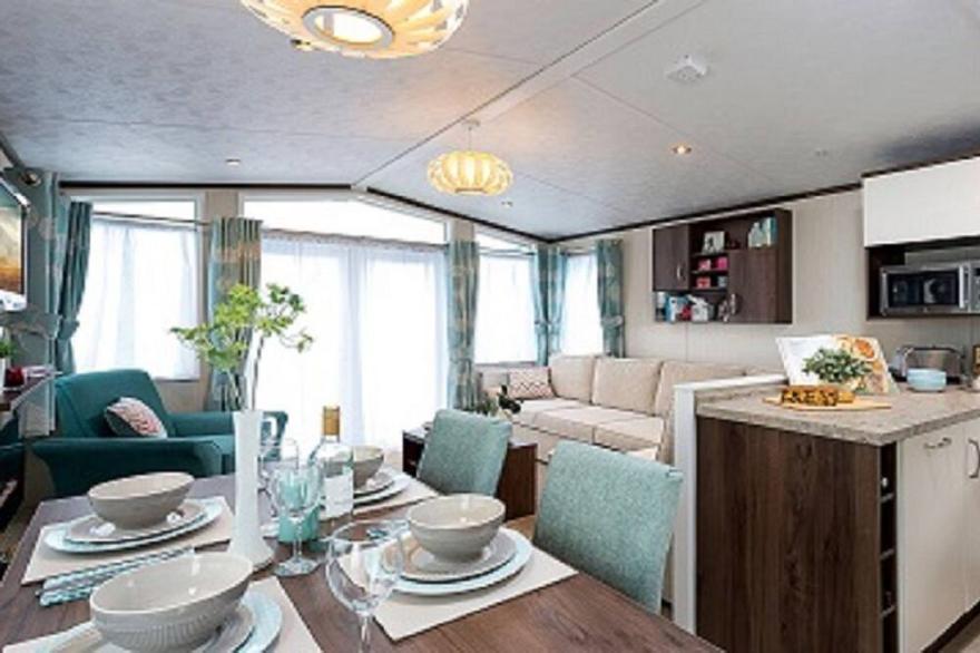 2 Bed Caravan, South Devon Coast nr Plymouth, 200m to Beach + Indoor Heated Pool