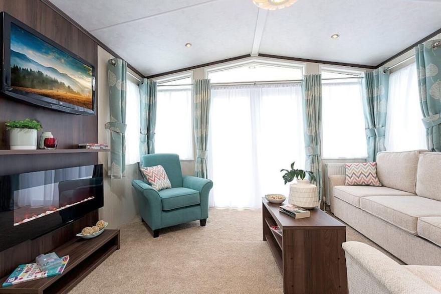 2 Bed Caravan, South Devon Coast nr Plymouth, 200m to Beach + Indoor Heated Pool