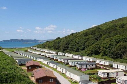 2 Bed Caravan, South Devon Coast nr Plymouth, 200m to Beach + Indoor Heated Pool