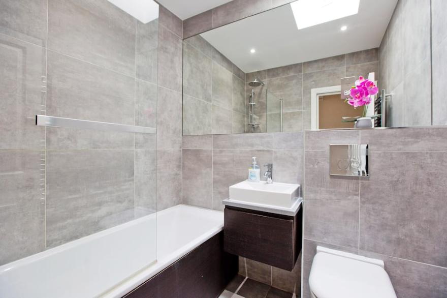 Brand New Luxury 2 Bed Apartment in Kensington