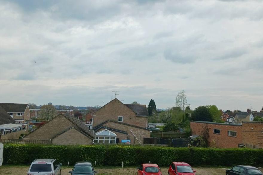 Cosy 1-Bed Apartment in Swindon, private parking
