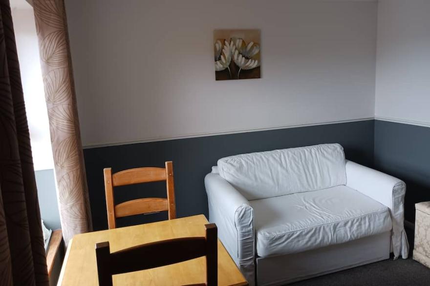 Cosy 1-Bed Apartment in Swindon, private parking