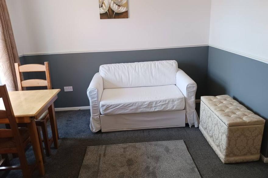 Cosy 1-Bed Apartment in Swindon, private parking