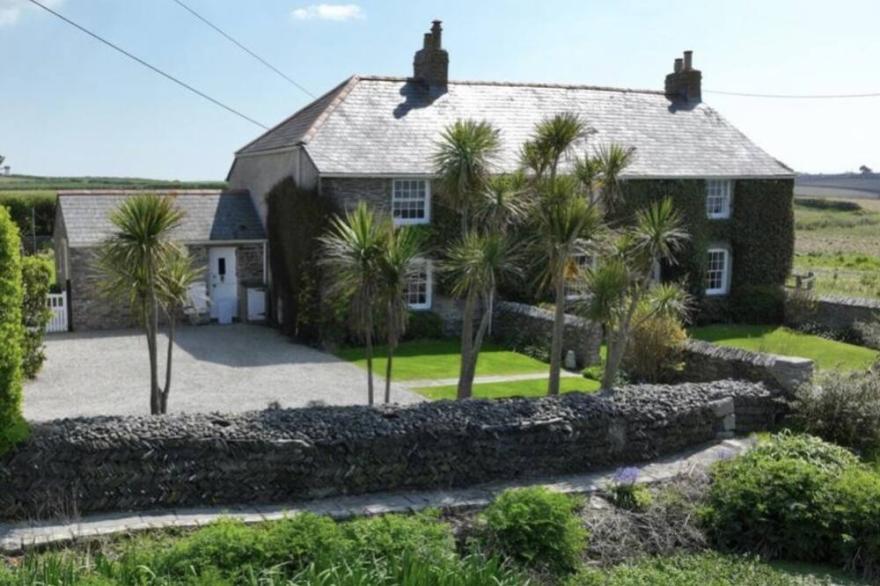 Cornish Cottage walking distance to Porthcothan Beach.