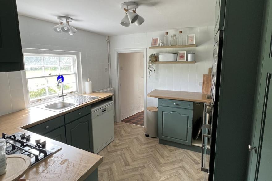 Cornish Cottage walking distance to Porthcothan Beach.