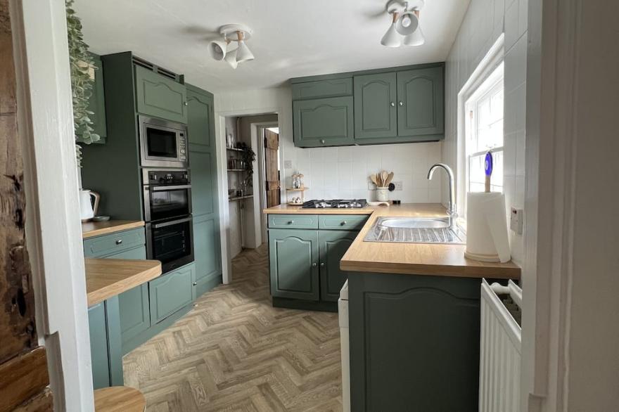Cornish Cottage walking distance to Porthcothan Beach.