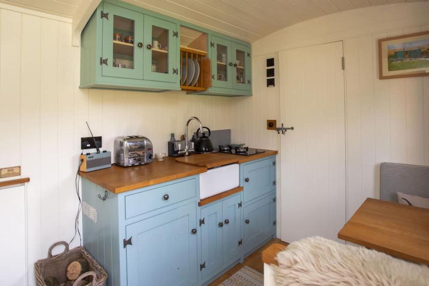 HURDLEMAKERS HUT, romantic, with open fire in Piddletrenthide