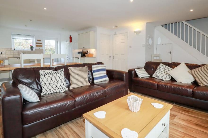 EVENTIDE, family friendly, country holiday cottage in Newquay