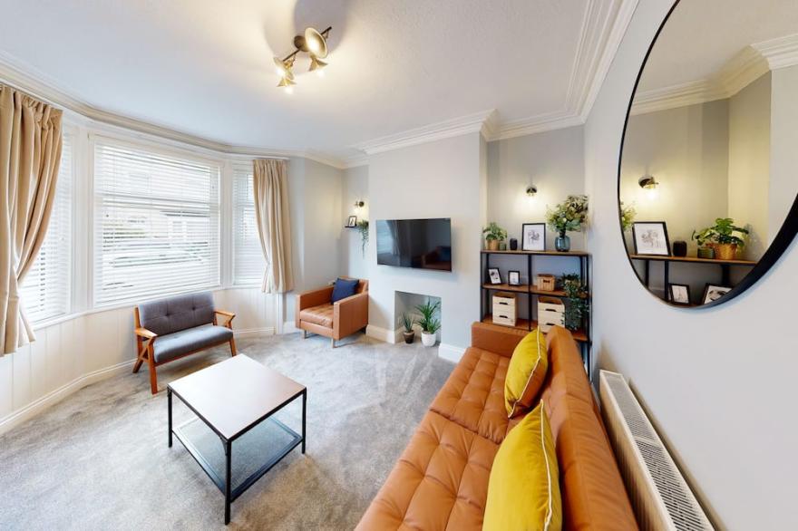 44 NORWOOD STREET, pet friendly, with a garden in Scarborough