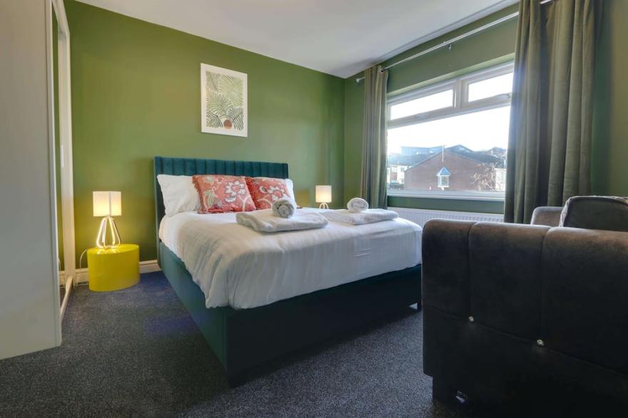 Stylish, Upmarket 4 Bedroom House, Free Parking, Close to City Centre