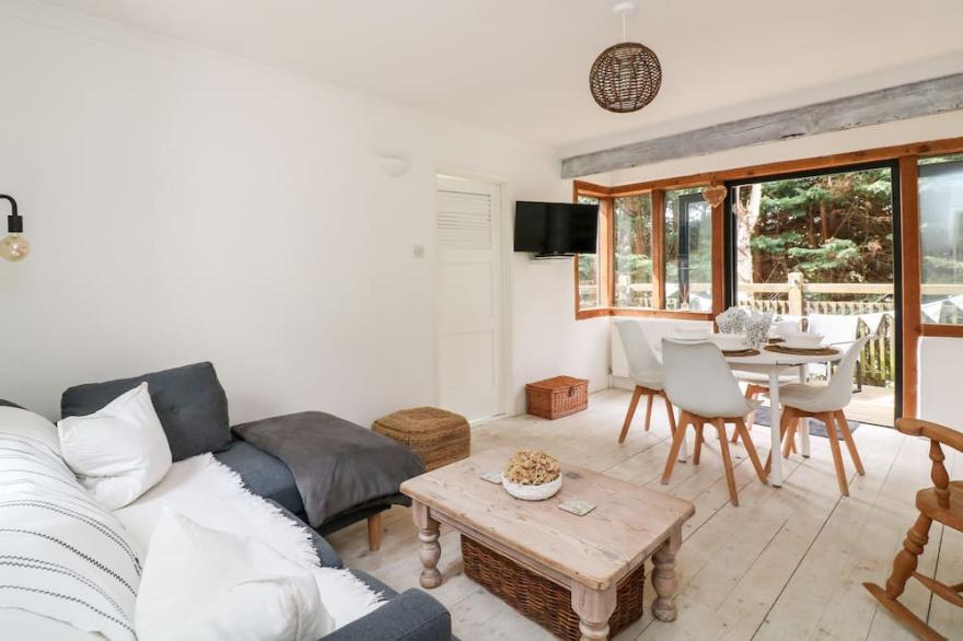 WEST ISLAND, pet friendly, character holiday cottage in Kingsbridge