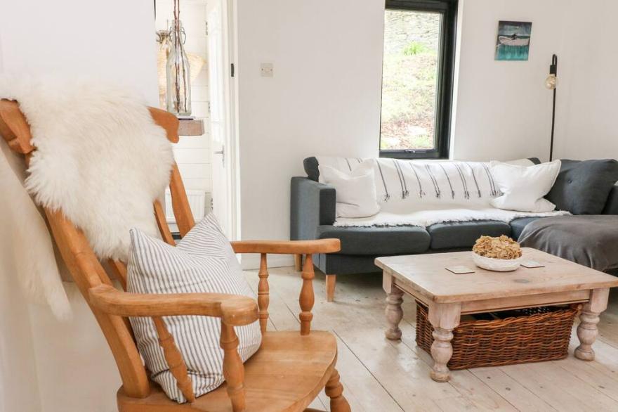 WEST ISLAND, pet friendly, character holiday cottage in Kingsbridge
