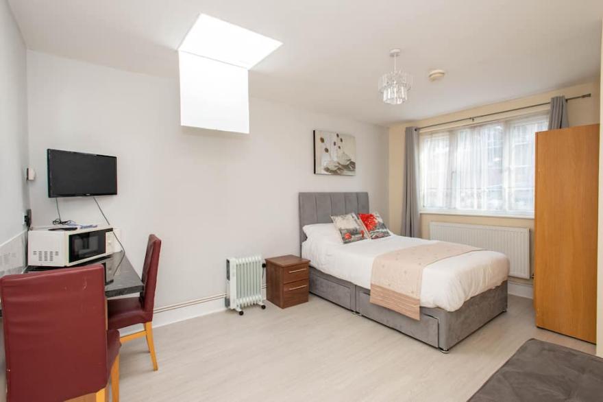Summer Sale - Refurbished Studio 25 Mins to London Bridge
