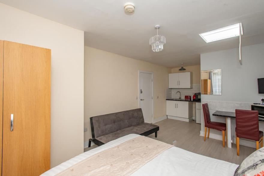 Summer Sale - Refurbished Studio 25 Mins to London Bridge