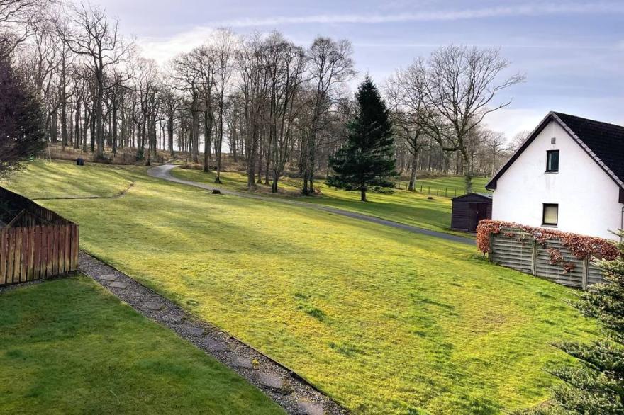 Oakwoods House -  a house that sleeps 10 guests  in 4 bedrooms