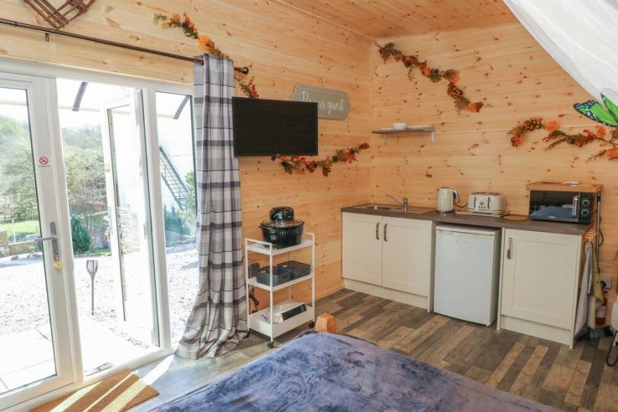 HOLIDAY CABIN, pet friendly, with a garden in Blackwood