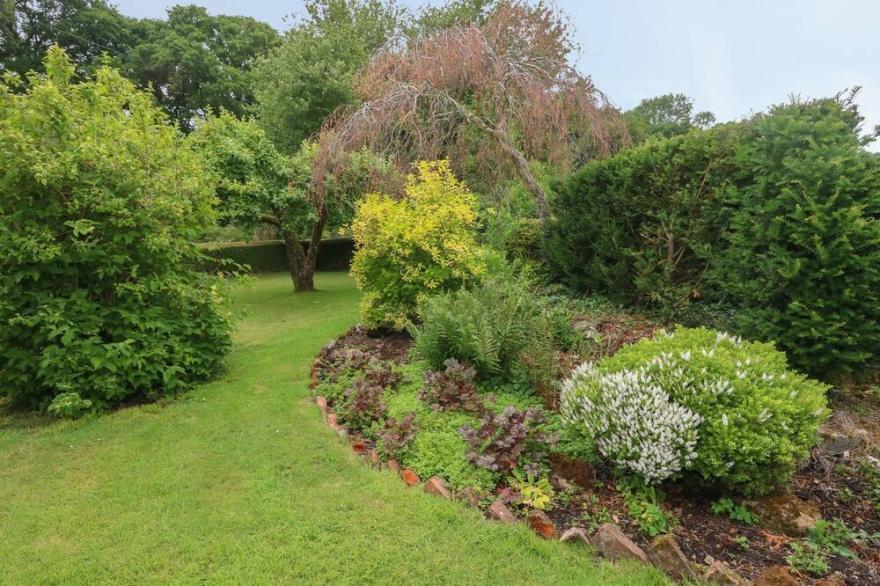 THATCH COTTAGE, pet friendly, with open fire in Buckland Newton