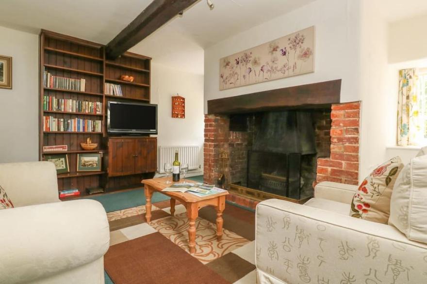 THATCH COTTAGE, pet friendly, with open fire in Buckland Newton