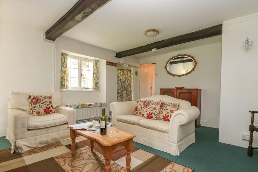 THATCH COTTAGE, pet friendly, with open fire in Buckland Newton