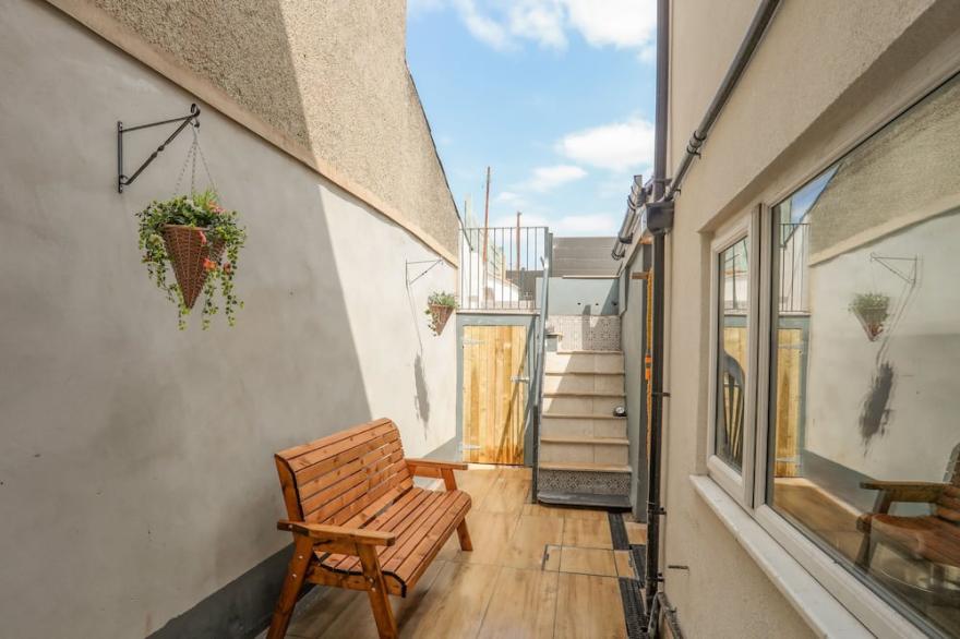 BRIGWYN, pet friendly, character holiday cottage in Nefyn