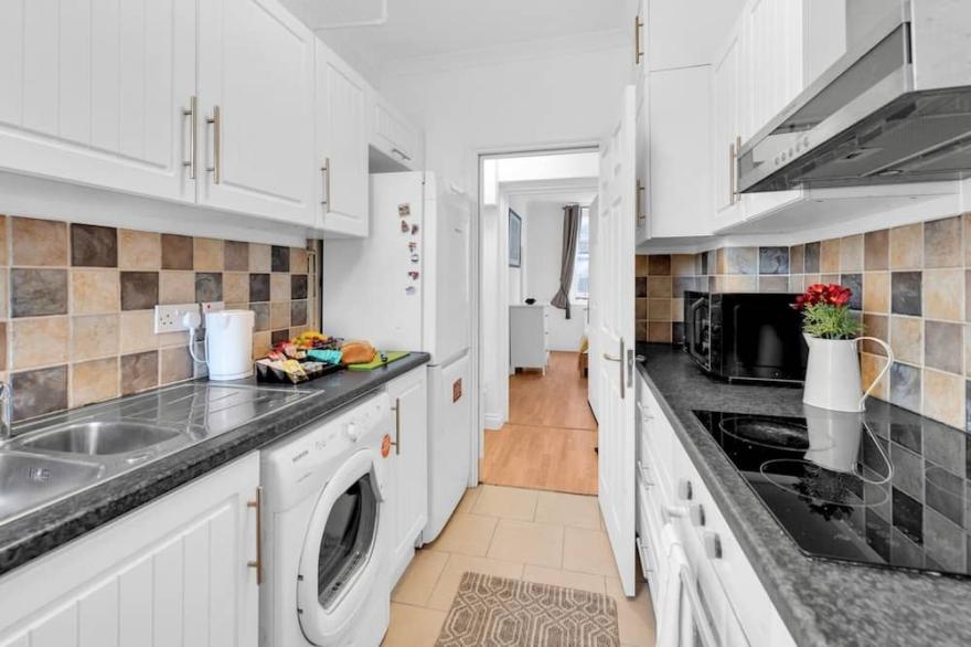 Pass The Keys  - Spacious Modern 2BR Flat for 6, 3min walk to Hammersmith Station